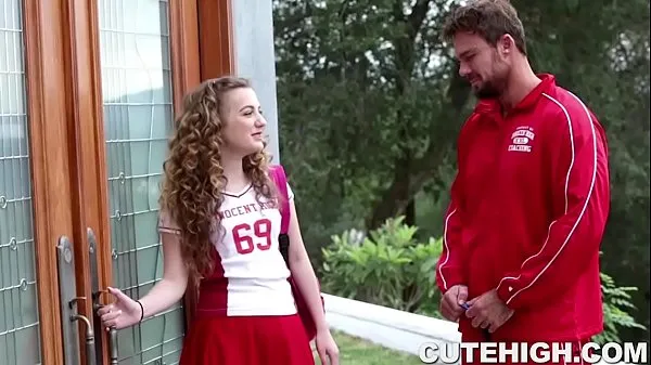 Färska Cheerleader Seduces Coach toppfilmer