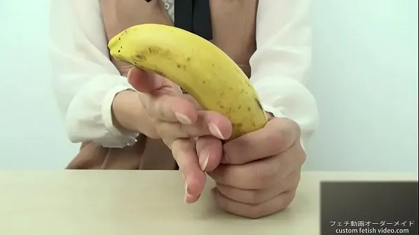 Hand crush fetish Girl crush a banana by hand Phim hàng đầu mới