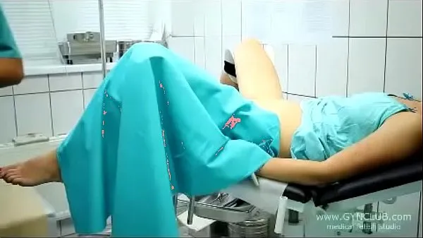 Νέες beautiful girl on a gynecological chair (33 κορυφαίες ταινίες