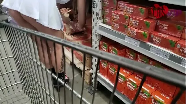 新鲜的Fui junto com o corno do marido no Supermercado fazer um vídeo de exibicionismo - flashing, estava com um micro vestido branco molinho, uma calcinha de rendinha enfiadinha na bucetinha. att. Cristina Almeida热门电影