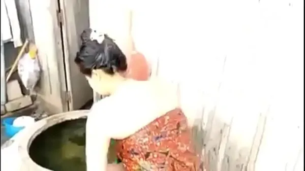 최신 Beautiful Lady Bathing at home 인기 영화