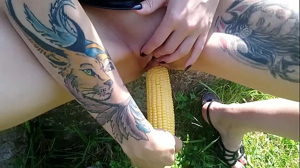 Färska Lucy Ravenblood fucking pussy with corn in public toppfilmer