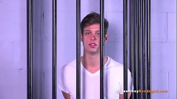 Aktuelle Der übermütige Twink Michael DelRay wird gefesselt und von einem versauten Bondage-Oberteil dominiertTop-Filme