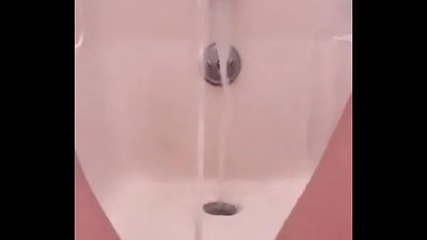Ferske 18 yo pissing fountain in the bath toppfilmer