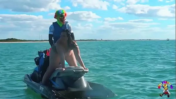 최신 Gibby The Clown fucks Virgo Peridot on a jet ski 인기 영화