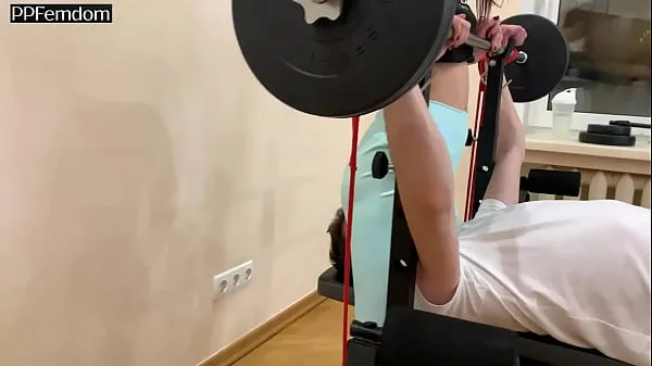 Nouveaux Fille dominante excitée et perverse en pantalon de yoga bleu Humiliation Guy in GYM - Facesitting de poids total et de visage sur la suprématie féminine (aperçumeilleurs films