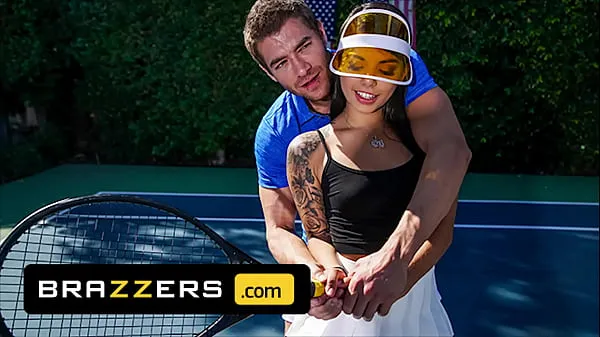 Friss Xander Corvus) Massages (Gina Valentinas) Foot To Ease Her Pain They End Up Fucking - Brazzers legjobb filmek