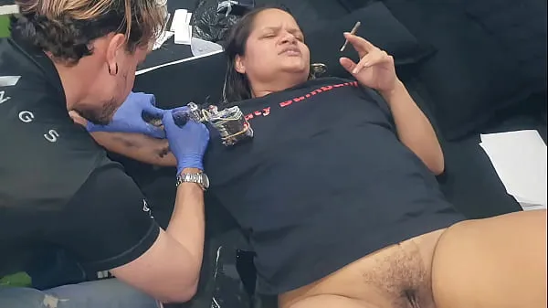 Nuovi Mia moglie offre a Tattoo Pervert la sua figa in cambio del tatuaggio. Tatuatore tedesco - Gatopg2019film migliori
