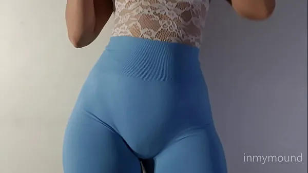 Nouveaux Fille à la chatte gonflée dans des leggings bleus et un gros seins s'exhibantmeilleurs films