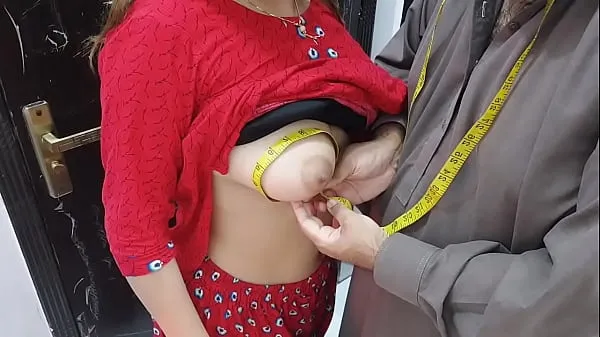 Sveži Desi indian Village Wife,s Ass Hole Fucked By Tailor In Exchange Of Her Clothes Stitching Charges Very Hot Clear Hindi Voice najboljši filmi