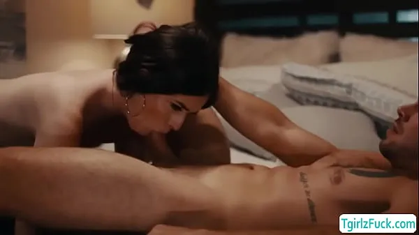 Nouveaux Dans la chambre, la transexuelle aux petits seins Natalie Stone flirte avec le beau Dante Colle qui s'embrasse torridement lentement en se prosternant devant une pipe en gorge profondemeilleurs films