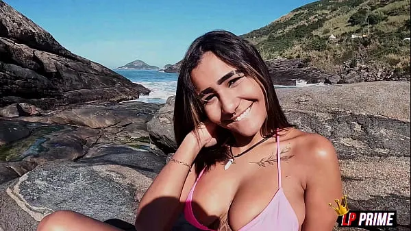 Morena traviesa se luce en la playa y le da su culo apretado | Tiffany | producciones luupanNuevas películas principales