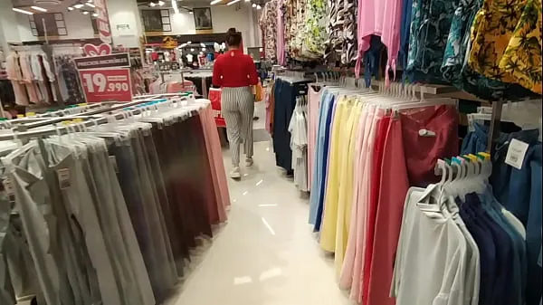 新鲜的I chase an unknown woman in the clothing store and show her my cock in the fitting rooms热门电影