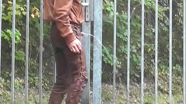 Ferske peeing in brown leather toppfilmer