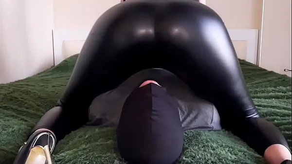 Nouveaux Adoration du cul. Dominatrix en leggings serrés vous fera adorer son cul sexy et juteux. Vous rêvez de le toucher ou de le mettre sur votre visagemeilleurs films