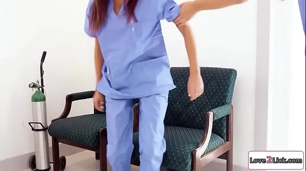 Свежие 2 медсестры доминируют над раздражающей пациенткой и заставляют ее сосать их большие сиськи. Фигуристая брюнетка трахает пальцами киску милфы, а затем садится на лицо в тройничкелучшие фильмы