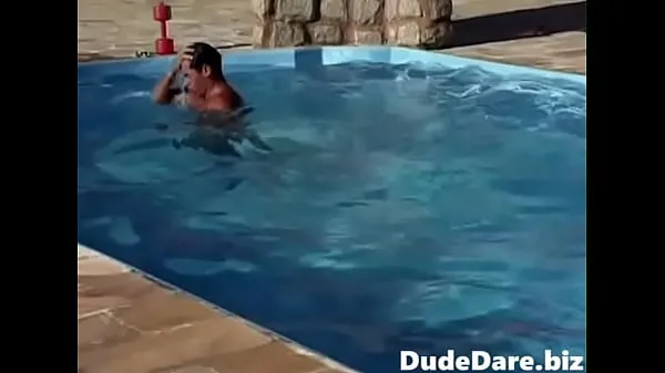 Stud jerking off after a good swim in the poolأحدث الأفلام