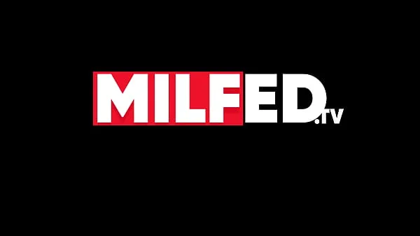 最新の サプライズで義理の母親をファックして危うく捕まりそうになった — MILFED トップ映画