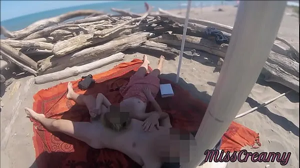 Nuovi Esibizione insegnante all'aperto Amatoriale Milf sega un Grosso Cazzo in pubblico nella spiaggia nudisti di fronte a guardoni con sborrata P1 - MissCreamyfilm migliori