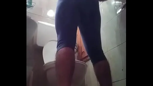 Sporty guy peeing after training melhores filmes recentes