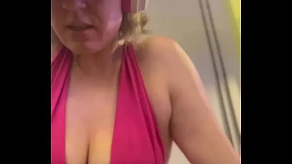 Ferske Wow, my training at the gym left me very sweaty and even my pussy leaked, I was embarrassed because I was so horny toppfilmer