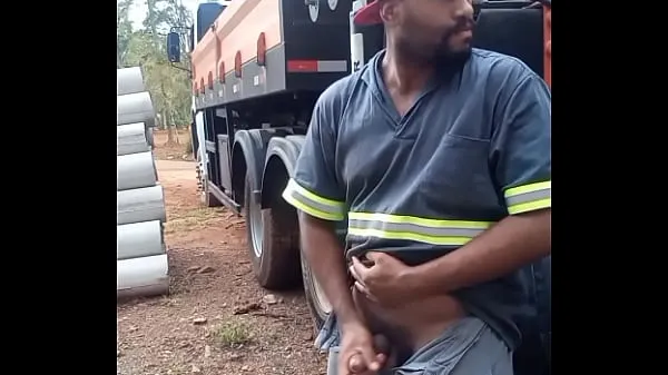 Färska Worker Masturbating on Construction Site Hidden Behind the Company Truck toppfilmer