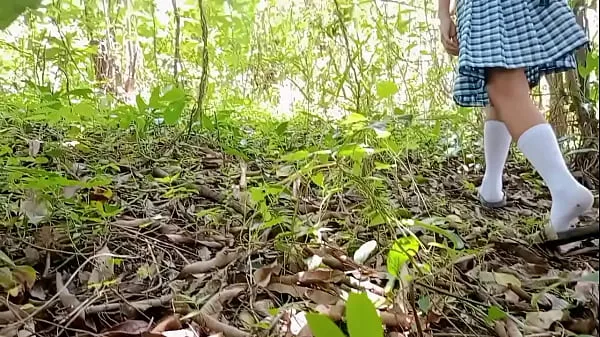 最新の Pinay teen college meet their school guard secretly in the jungle and fucked until cum in pussy トップ映画